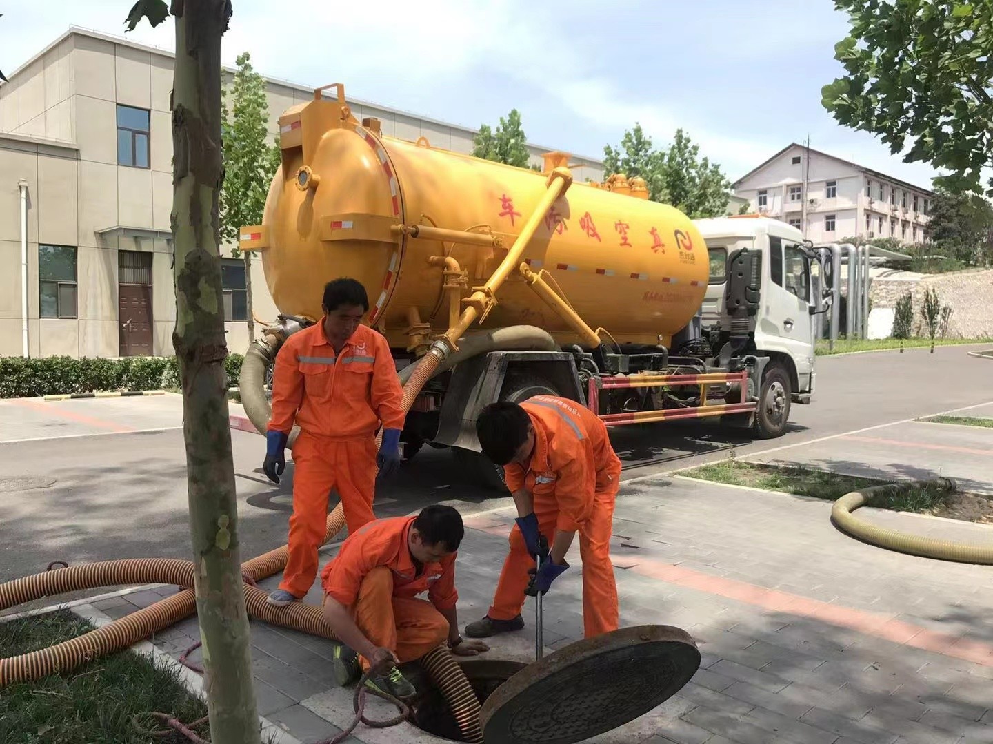 华安管道疏通车停在窨井附近