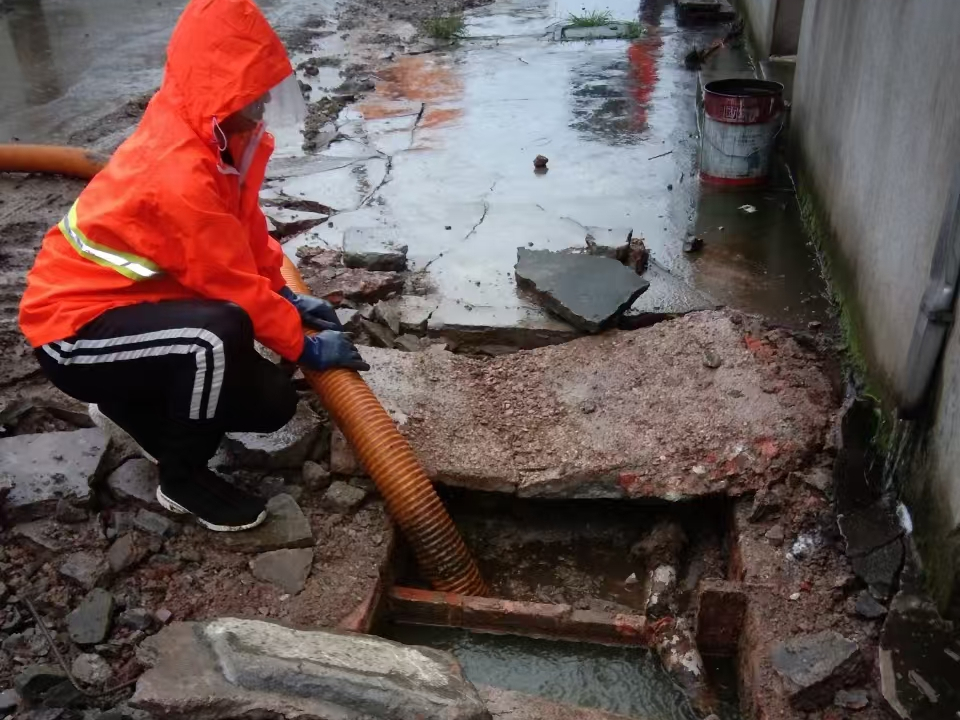 华安专业清理污水池 炜誉市政以规范流程守护城市 “肠道”