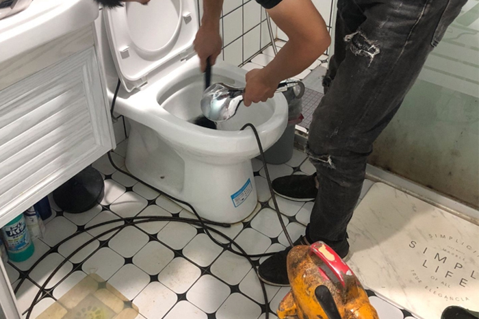 华安马桶堵塞自己疏通还是找师傅?专业上门服务让你省时更省心